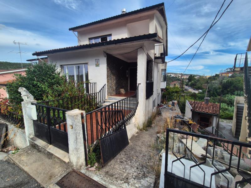 Fotografia de imóvel: Moradia com 4 pisos e logradouro
