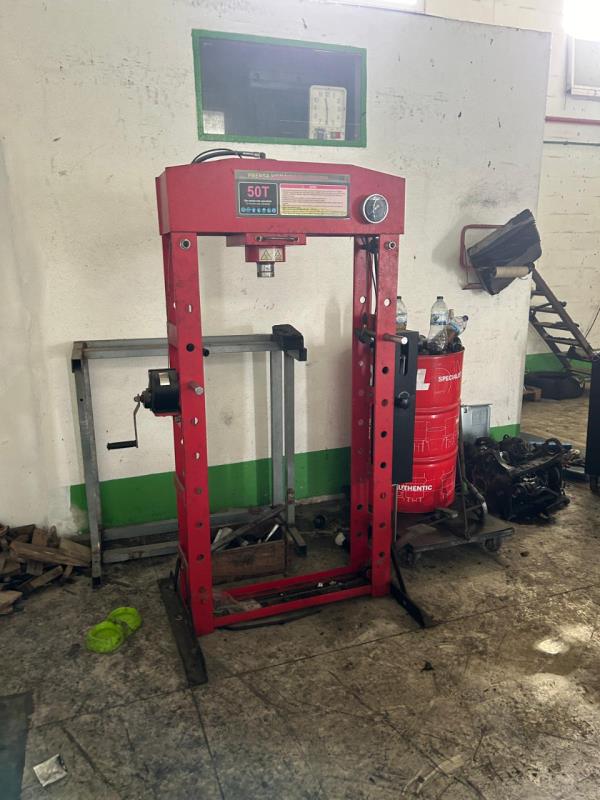 Fotografia de equipamento: Prensa 50 T (V.45)