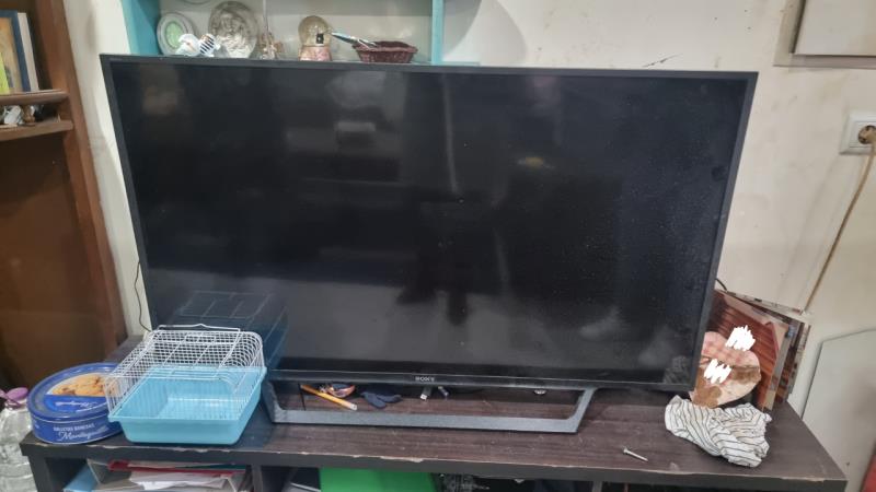 Fotografia de mobiliário: Lote composto por TV, computador e mobiliário
