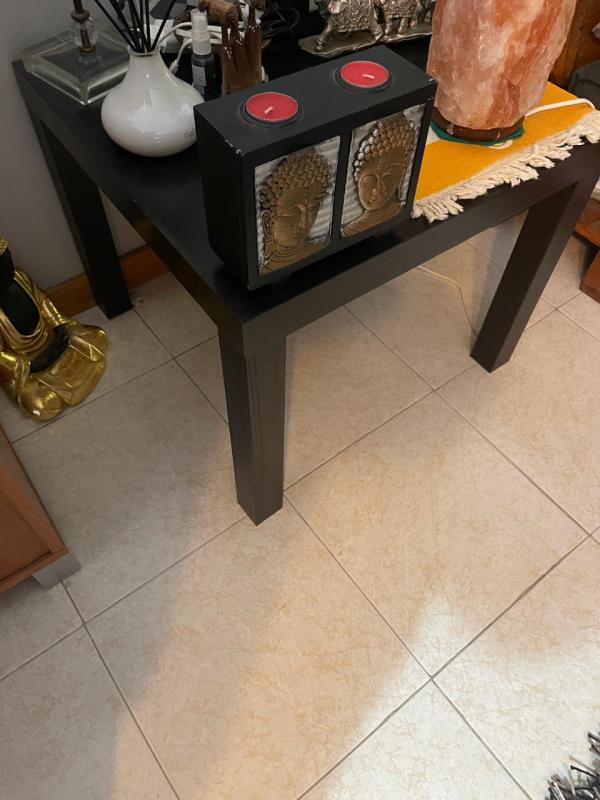 Fotografia de mobiliário: Uma mesa de centro retangular e uma mesa de apoio quadrada