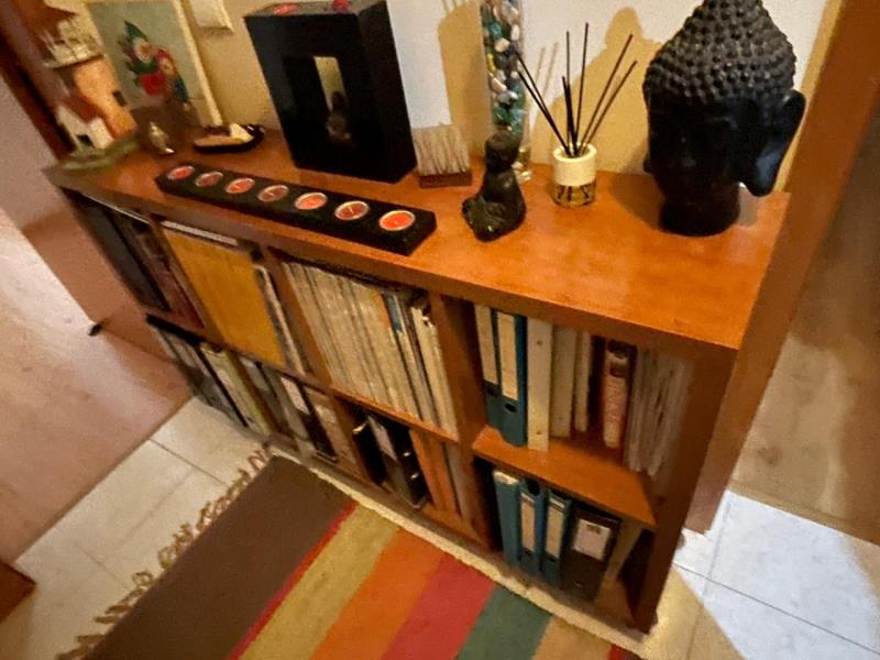 Fotografia de mobiliário: Uma estante de cor castanha claro