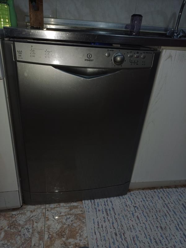Fotografia de mobiliário: Máquina de lavar loiça marca Indesit