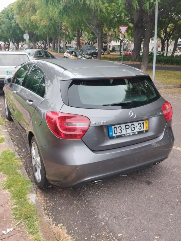 Fotografia de veículo: Veículo ligeiro de passageiros de marca Mercedes-Benz