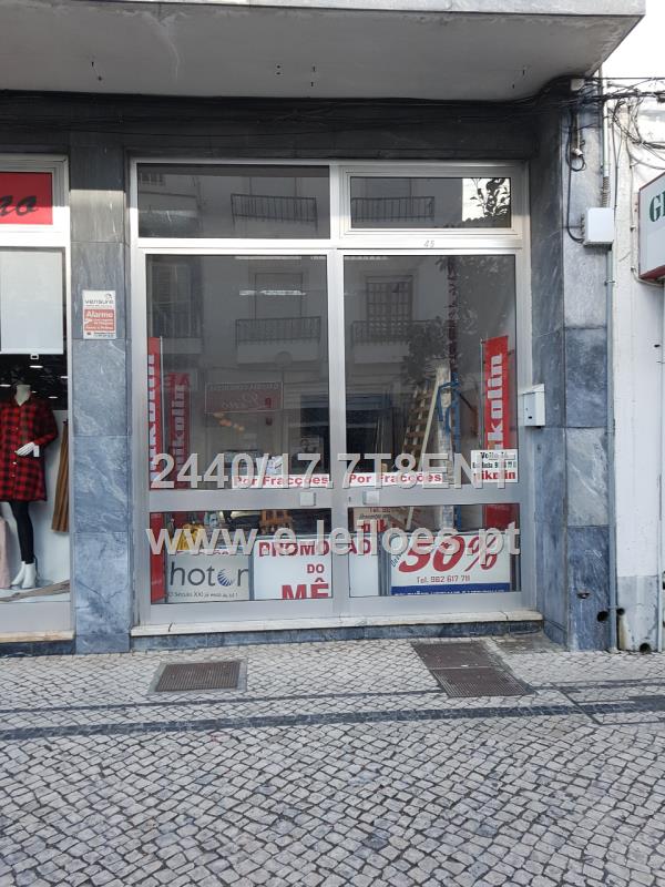 Fracção Autónoma designada pela letra B, correspondente ao Rés-Do-Chão