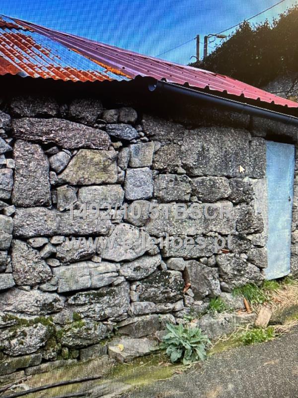 Prédio urbano, composto por casa de rés do chão, corte para animais em ruínas