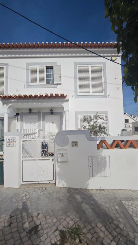 Fotografia de imóvel: Moradia Geminada sita na Quinta do Conde - Sesimbra