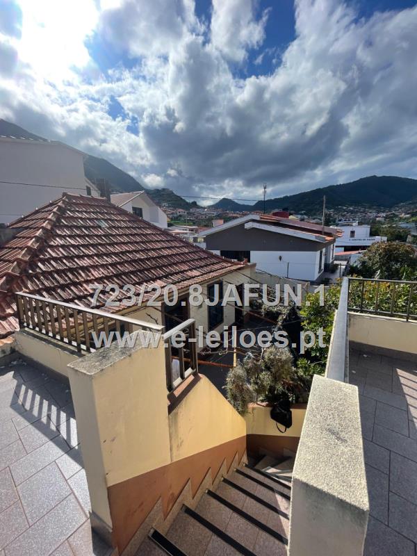 Casa de um piso, destinada a habitação com logradouro