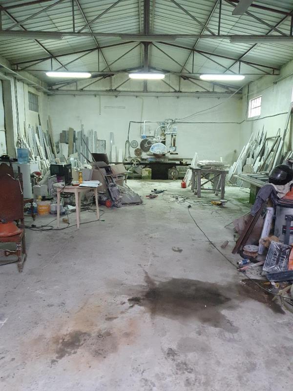 Fotografia de imóvel: METADE  de prédio rústico com implantação de armazém