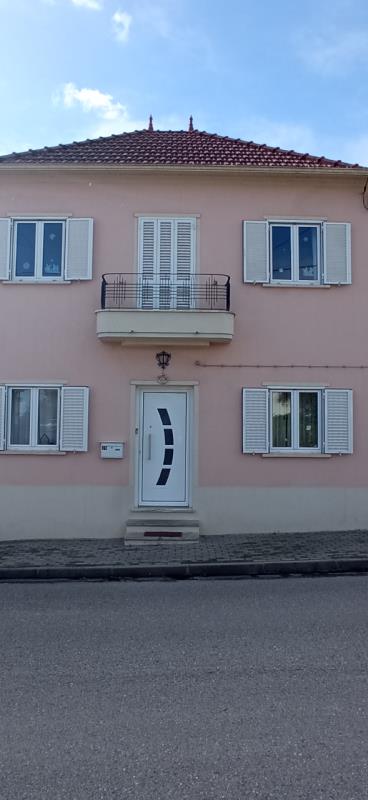 Fotografia de imóvel: MORADIA T-4 DE CAVE RÉS-DO-CHÃO E ANDAR - ALERGARIA DOS DOZE**