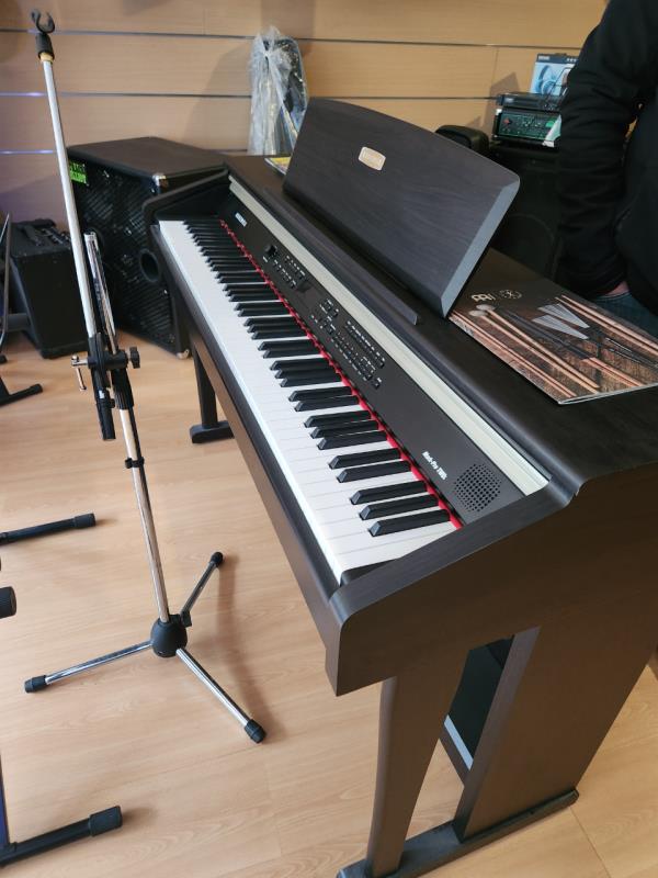 Fotografia de equipamento: Piano Digital vertical -  Marca Kurzweil Mark Pro TWOi