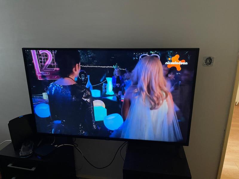 Fotografia de mobiliário: Uma televisão da marca LG,