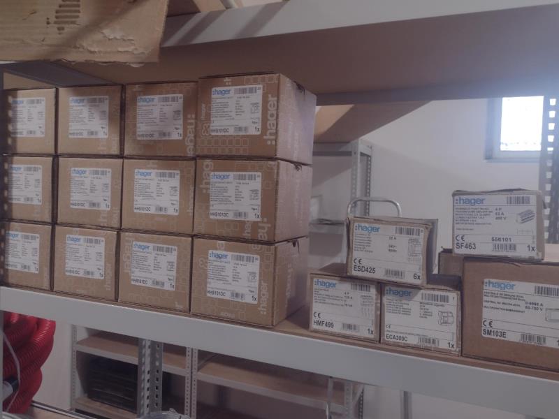 Fotografia de equipamento: Lote de bens de empresa de instalações eléctricas