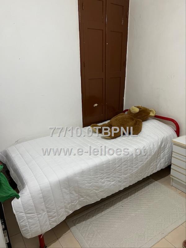 Lote composto de 11 verbas (bens móveis - mobiliário para habitação) sito Penela