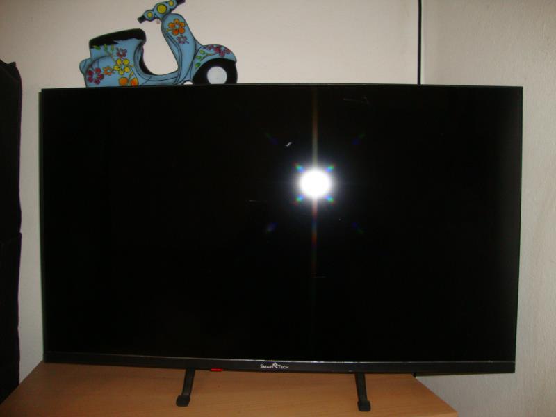 Fotografia de mobiliário: Televisor e roupeiro de pano