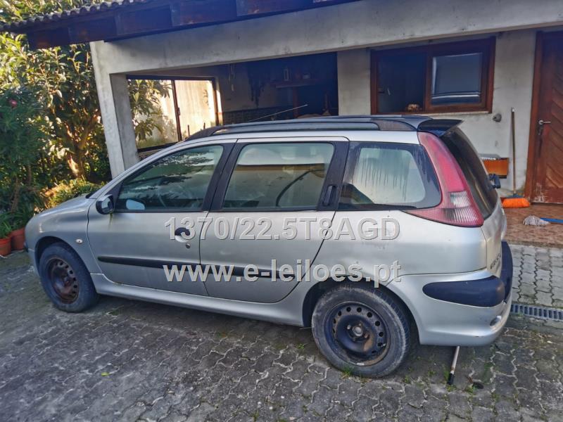 Peugeot 206, a gasóleo e do ano de 2006