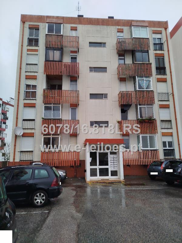 APARTAMENTO SITUADO EM SANTO ANTÓNIO DOS CAVALEIROS