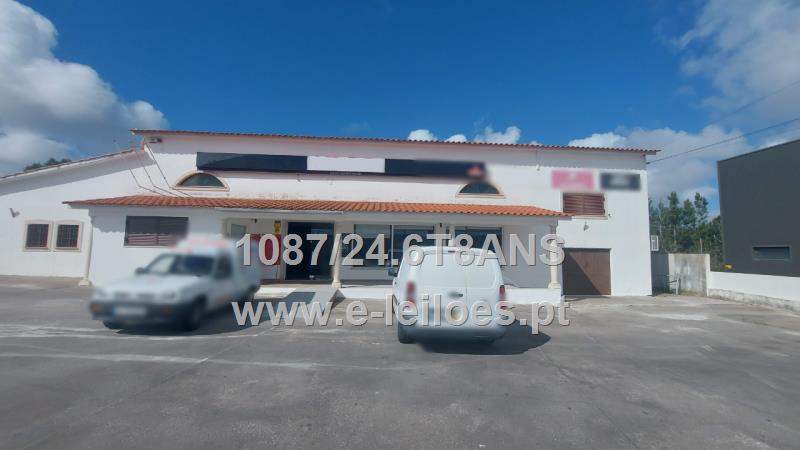 Casa de rés-do-chão e primeiro andar para comércio