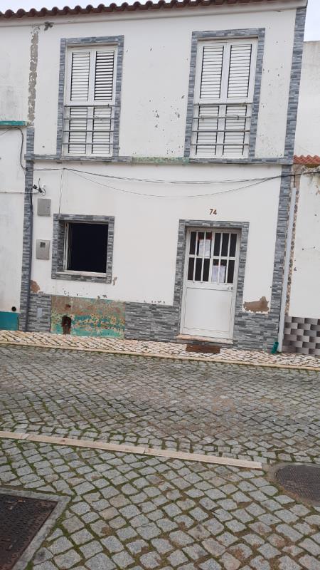 Fotografia de imóvel: Prédio urbano em zona tranquila de Martim Longo