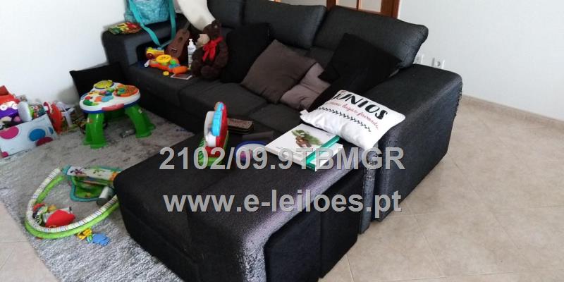 Mobiliário de habitação e televisor