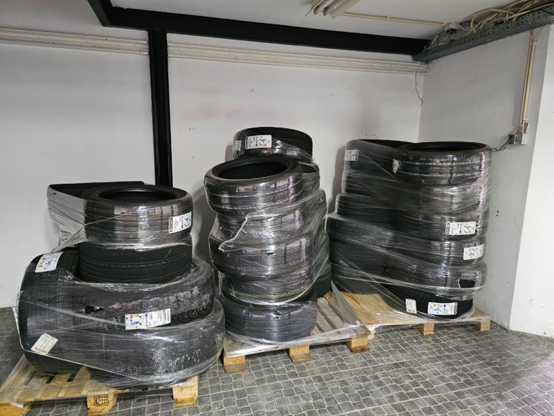 Fotografia de equipamento: Pneus Atlas 235/70R16  e máquina de sumo.