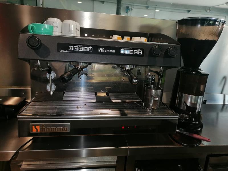 Fotografia de equipamento: Máquina de café da marca Fiomma Caronel expresso,