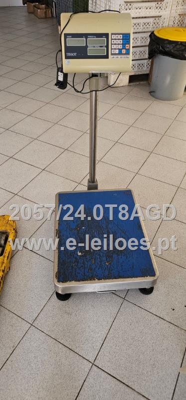 Uma Balança de marca "Tissot" e uma balança de marca EPS"