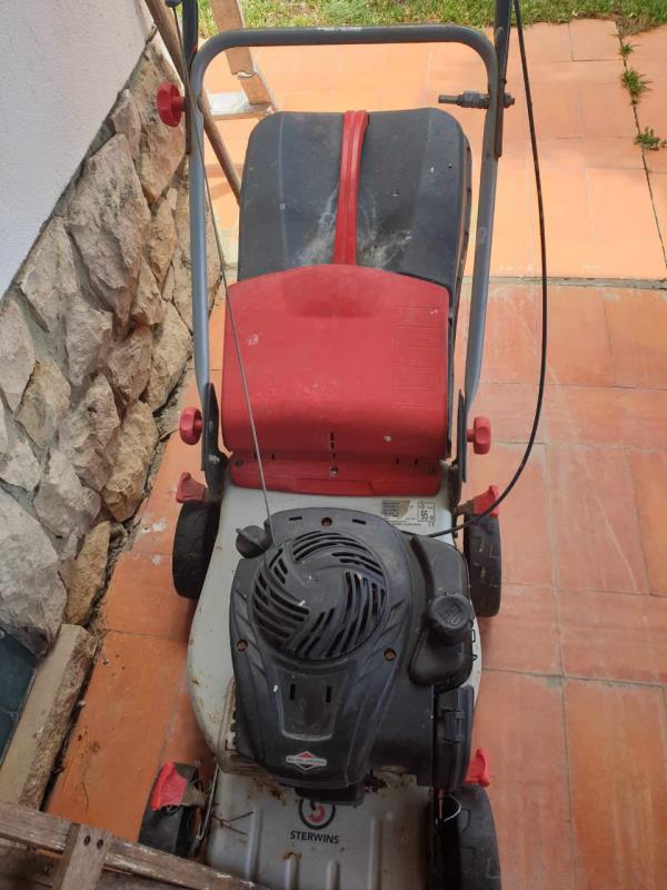 Fotografia de equipamento: Lote três: compressor, máquina de cortar relva, roçadora e dois martelos