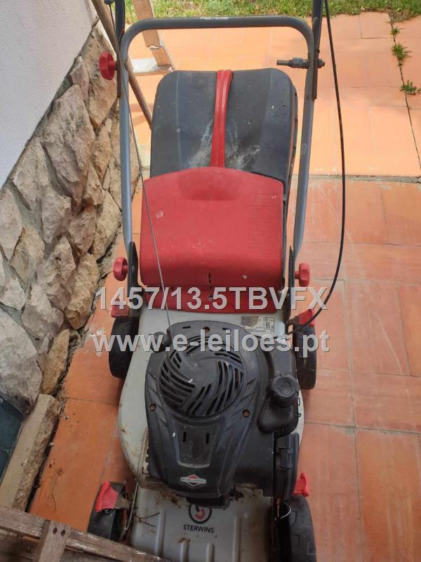 Lote três: compressor, máquina de cortar relva, roçadora e dois martelos