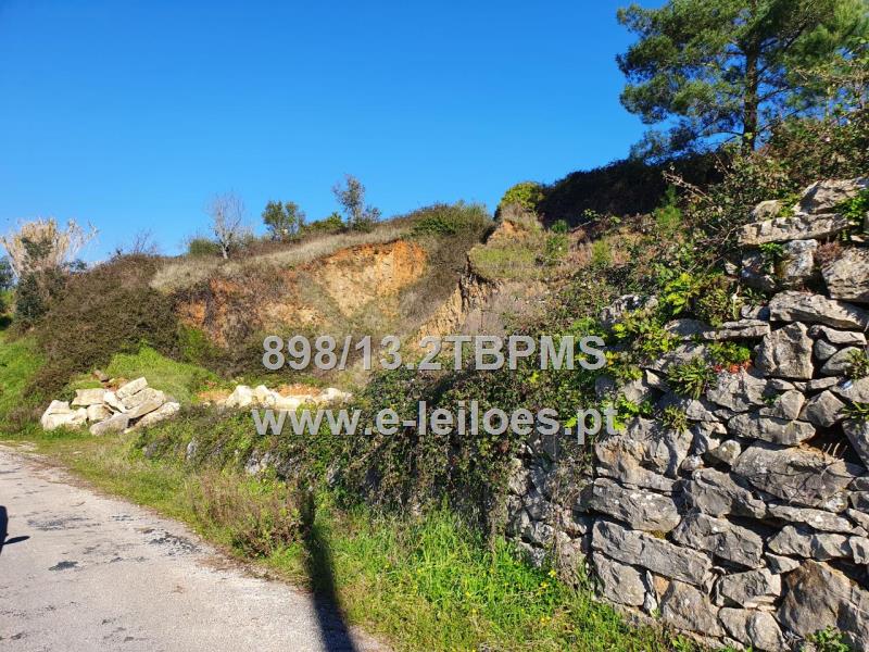 Prédio rústico com 320m2 sito em Vieiros, Alqueidão da Serra
