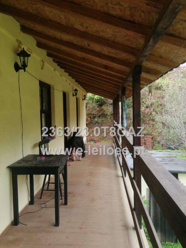 Moradia de rés-do-chão e 1º andar com quintal, sita em Tropeço