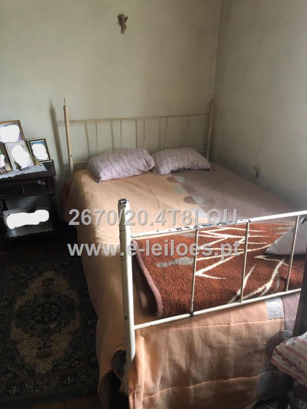 Cama de casal, cómoda, 2 mesas de cabeceira e guarda-fatos