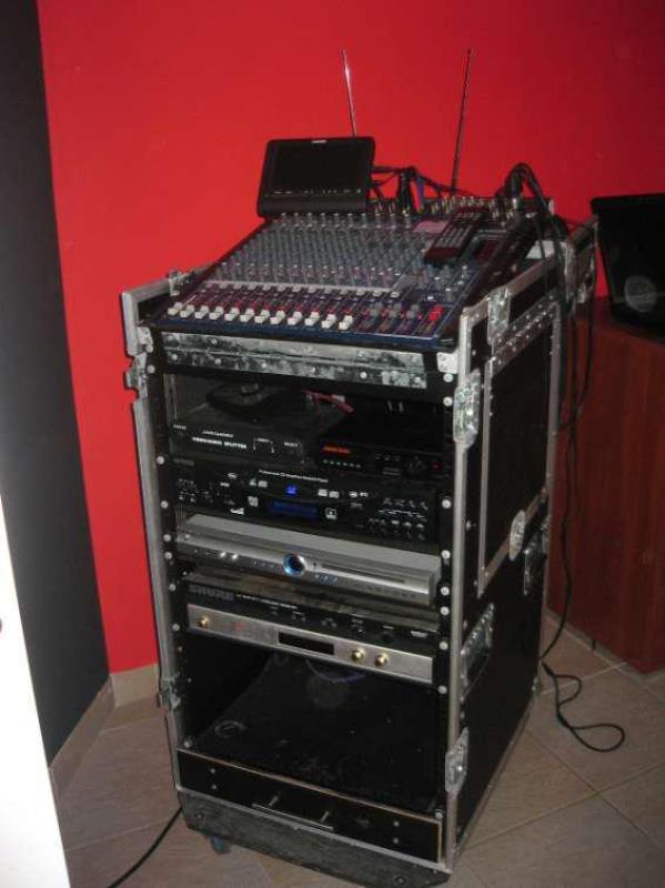 Fotografia de equipamento: Equipamento de som e outros