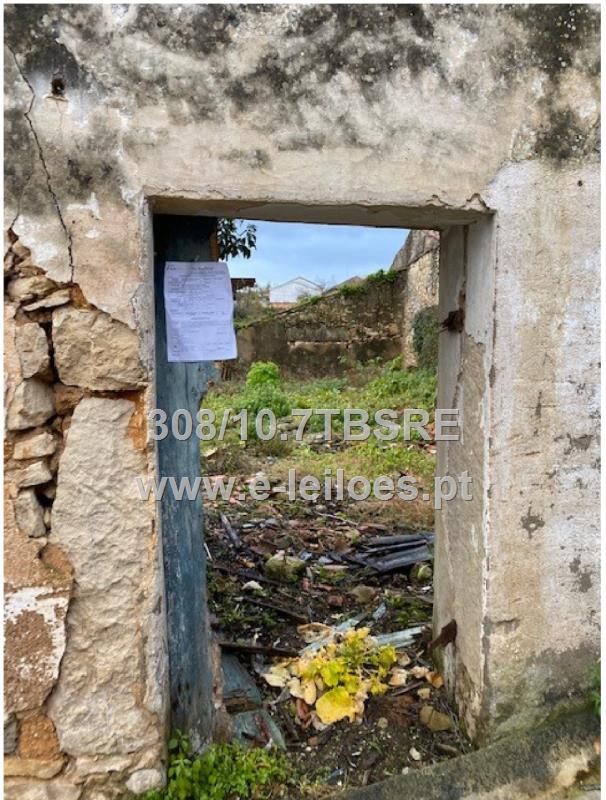 Casa de fachada caiada, de pedra de 1 piso - RUÍNA