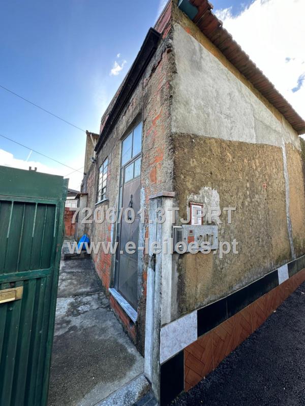 2 X 3/48 de uma casa de habitação  em Cucujães  -