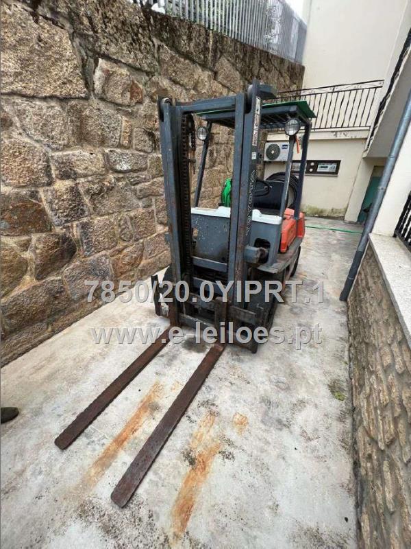 LOTE COMPOSTO POR EMPILHADOR, PORTA-PALETES E MAQUINAS.