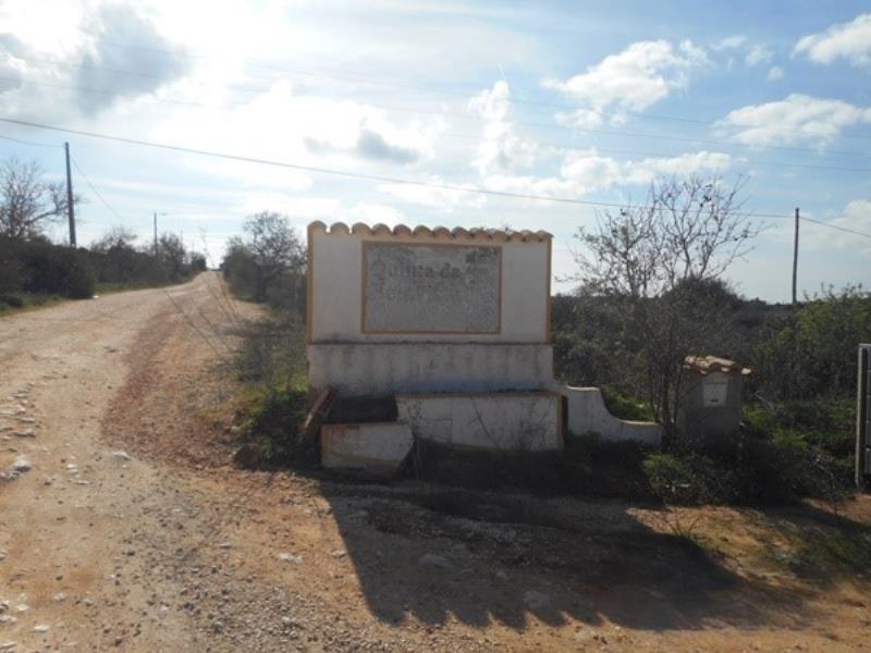 Fotografia de imóvel: 1/2 DO TERRENO RUSTICO NA QUINTA DA BELA VISTA  EM LAGOS