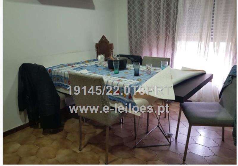 mesa de jantar e cadeiras