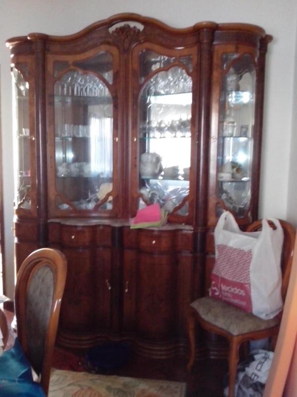 Fotografia de mobiliário: Verba 3 - Cristaleira, mesa de jantar com cadeiras, carpete e candeeiro