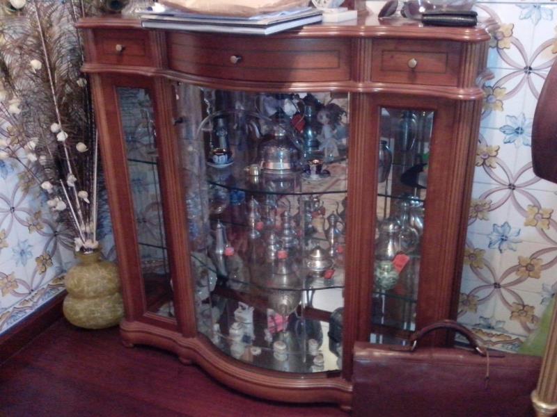 Fotografia de mobiliário: Verba 2 - vitrine em vidro e tapete arraiolos