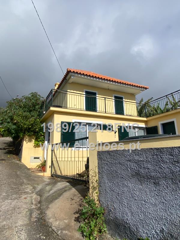 Prédio misto, casa de habitação e terreno rústico, Santa Cruz, Ilha da Madeira