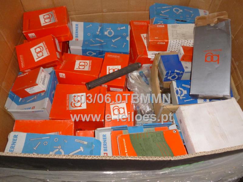74 caixas completas, com várias ferragens, com diversas referências
