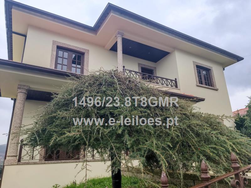 MORADIA COM GARAGEM , JARDIM, ANEXO E TERRENO