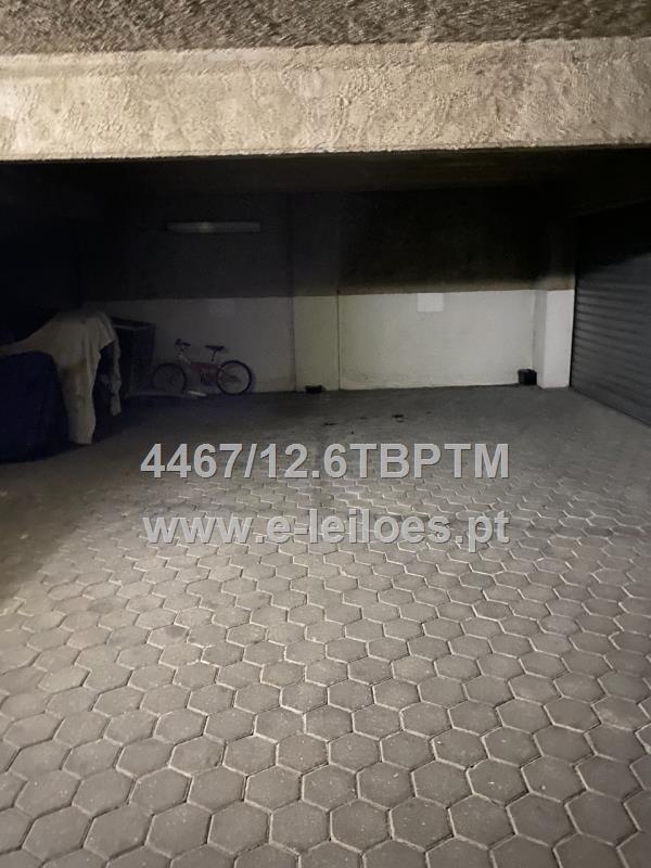 Cave-Garagem com 6 lugares de estacionamento