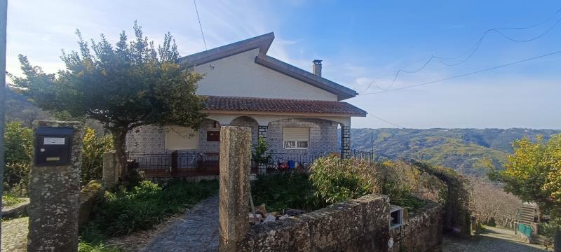 Fotografia de imóvel: Prédio urbano na Carvalha ou Rua do Vale da Quinta, nº5, Penalva de Alva