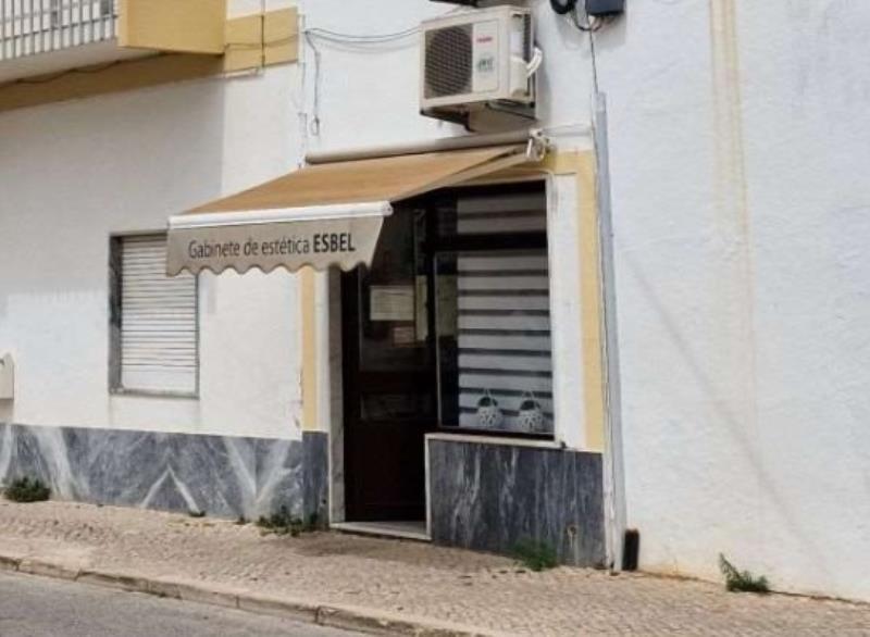 Fotografia de imóvel: Nua propriedade sobre loja que se situa em Vila Real de Santo António