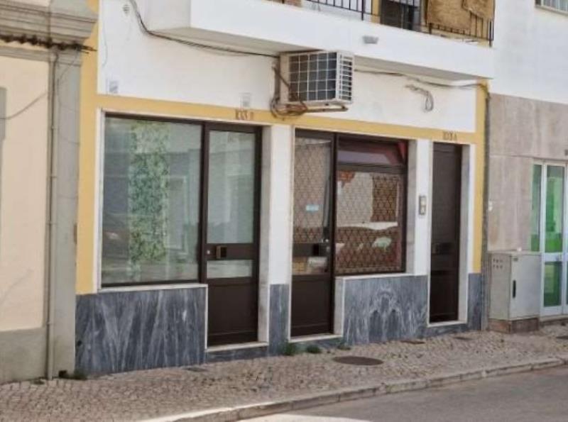 Fotografia de imóvel: Nua propriedade sobre loja que se situa em Vila Real de Santo António
