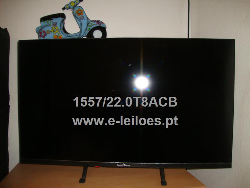 Televisor e roupeiro de pano