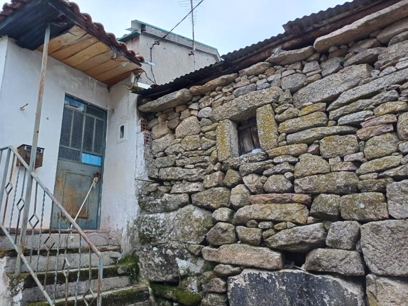 Fotografia de imóvel: Casa de R/c e 1º Andar em Fiolhoso - Murça