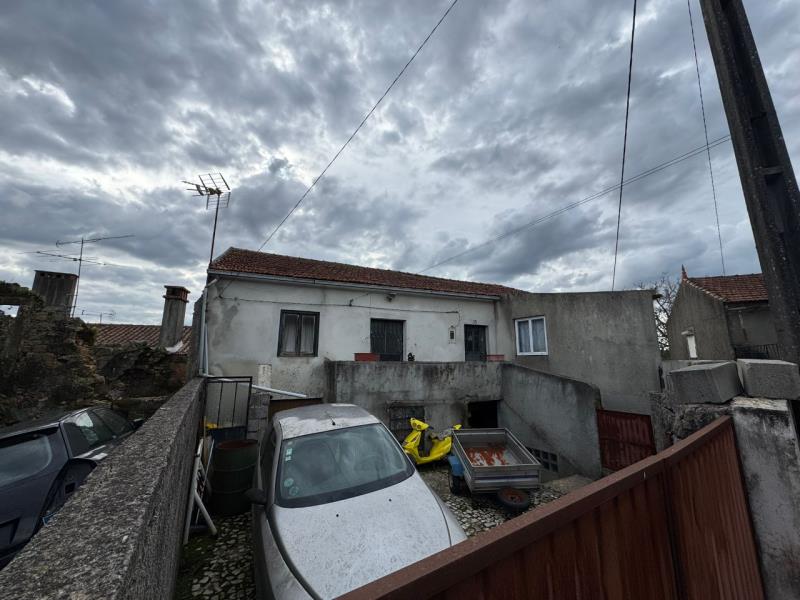 Fotografia de imóvel: 1/2  de  casa de habitação e 1/2 de terreno anexo, sito em Chainça, Penela