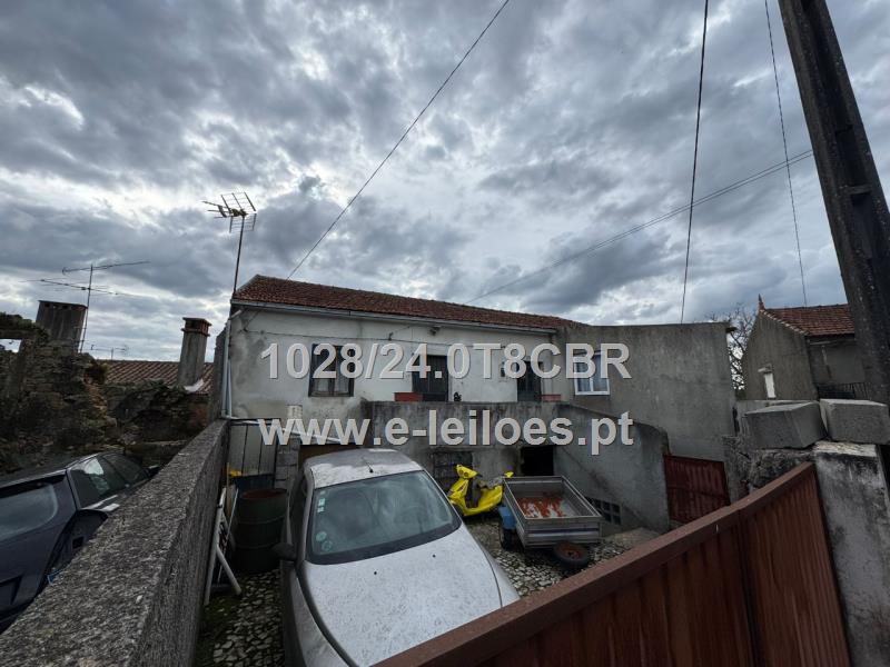 1/2  de  casa de habitação e 1/2 de terreno anexo, sito em Chainça, Penela